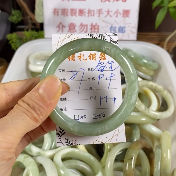 春***杀未镶嵌蛇纹石玉手镯