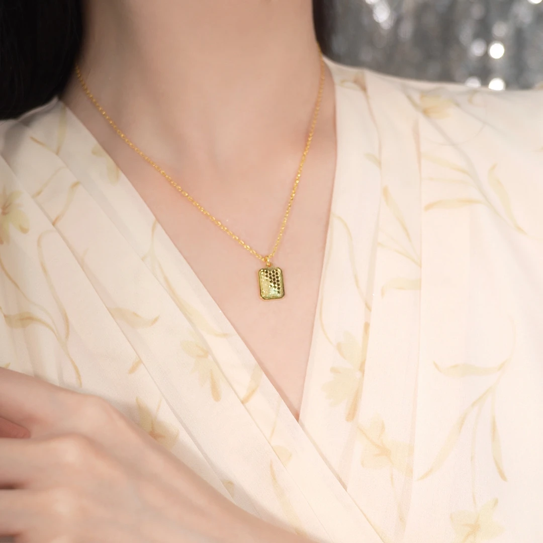 铜合金吊坠 方牌龙鳞项链时尚百搭轻奢设计款春夏锁骨链