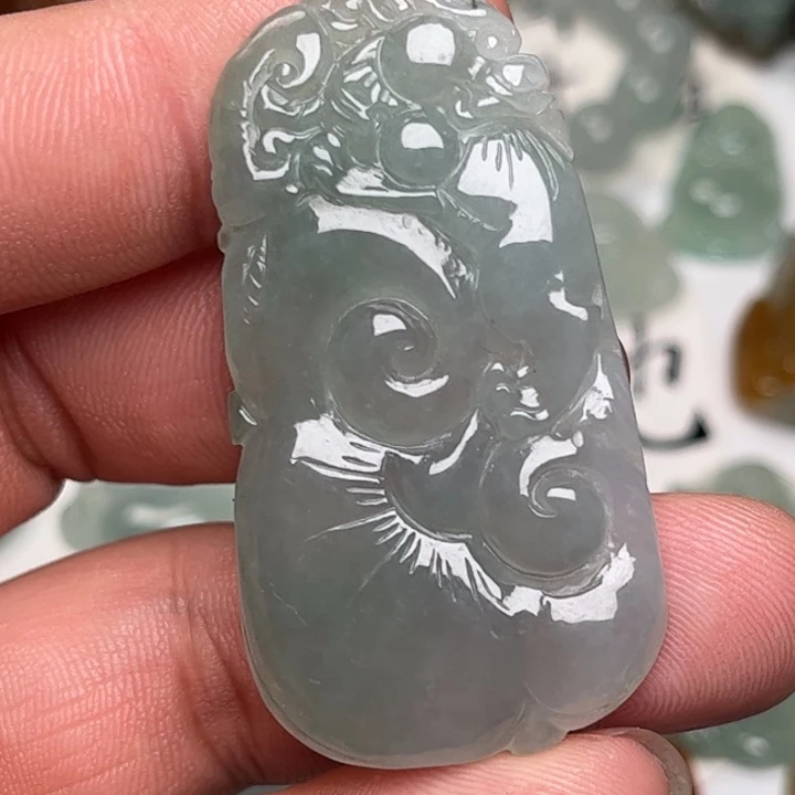翡翠未镶嵌颈饰如意