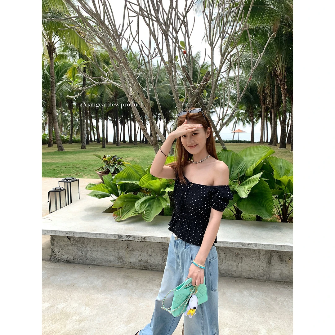 香菜不加辣XIANGCAI法式设计感波点露肩小衫女秋季高级感气质上衣