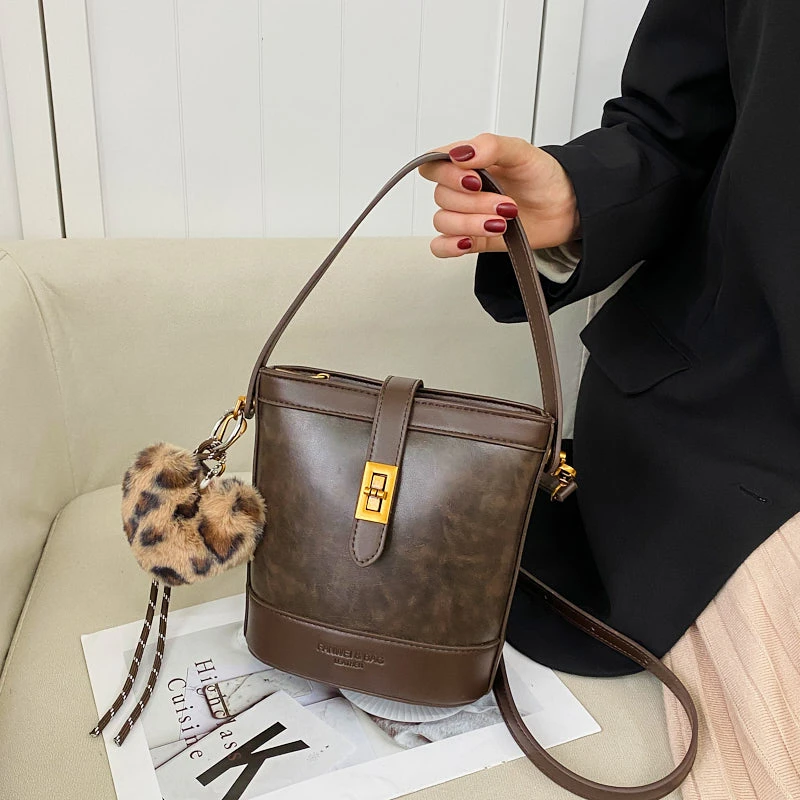 质感复古小包包女2025新款季百搭单肩斜挎包时尚手提水桶包