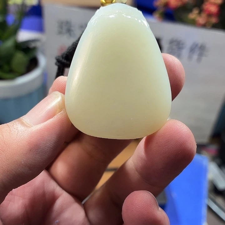 颈饰未镶嵌和田玉（糖玉）