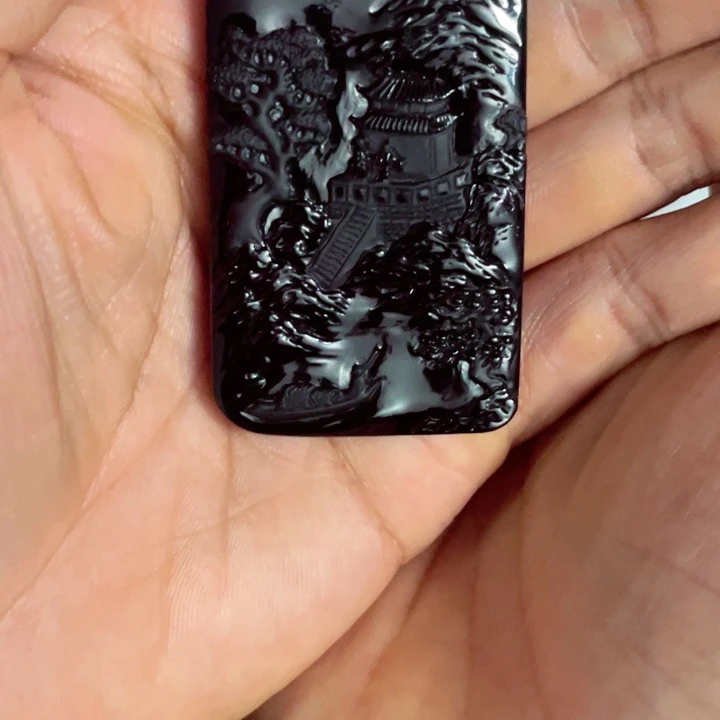 听***屿翡翠未镶嵌颈饰山水