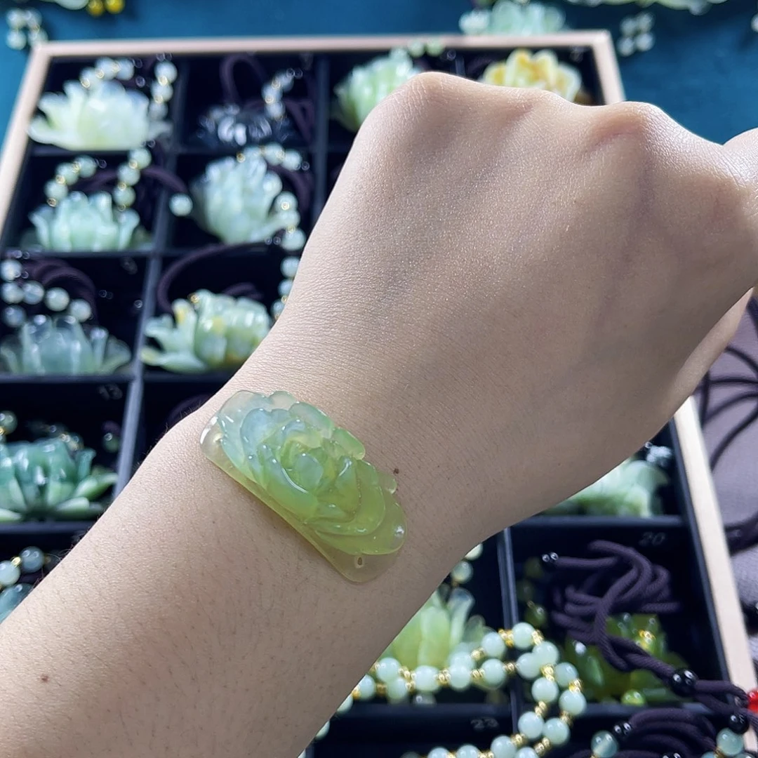 蛇纹石玉颈饰未镶嵌