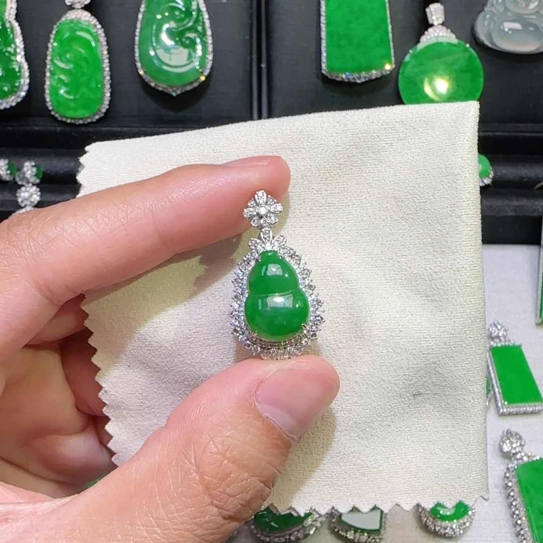 翡翠18K金镶嵌颈饰