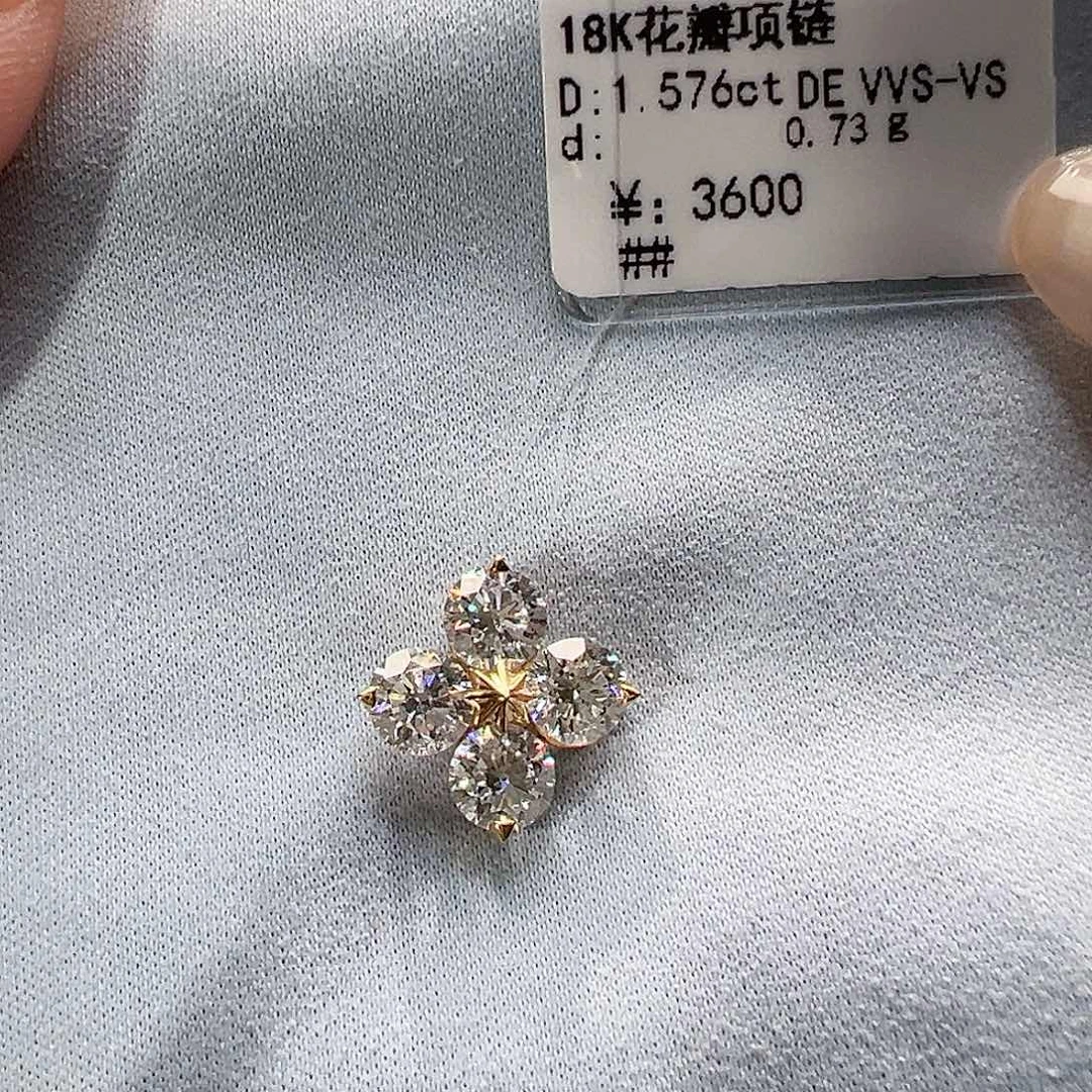 18K金镶嵌实验室培育钻石套链单颗39分，花瓣四叶草k黄吊坠
