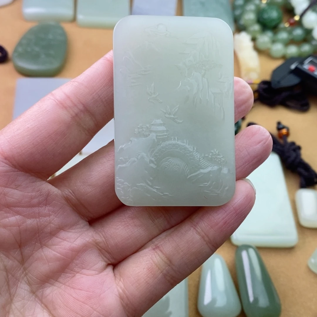 和田玉颈饰未镶嵌河****心微包容有结构