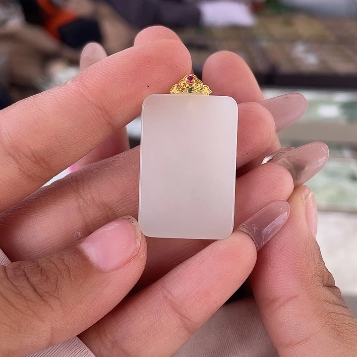 和田玉18K金镶嵌吊坠(不含链)约35×20无事牌（盼盼）