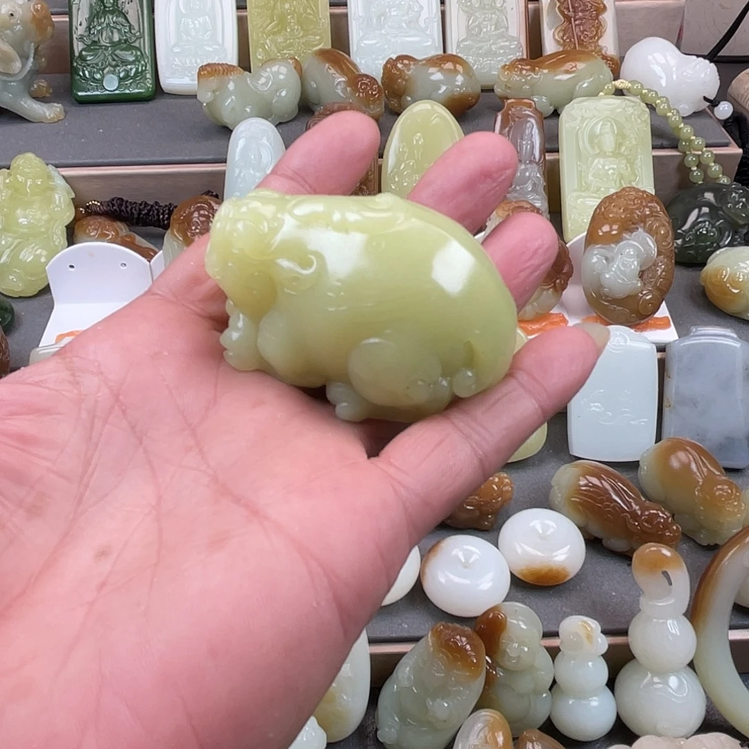展***体颈饰未镶嵌和田玉