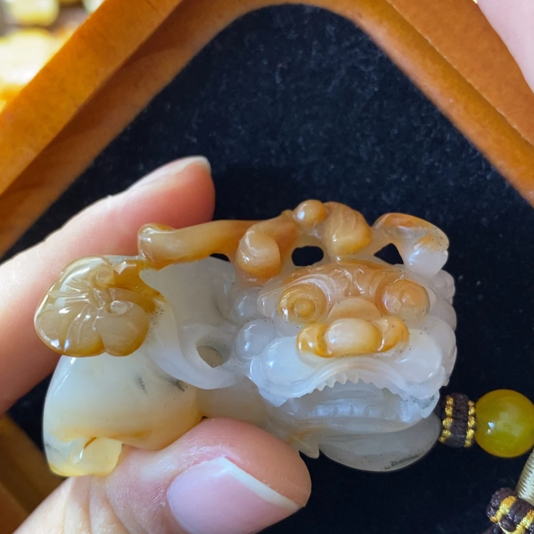 石英质玉（黄龙玉）颈饰未镶嵌