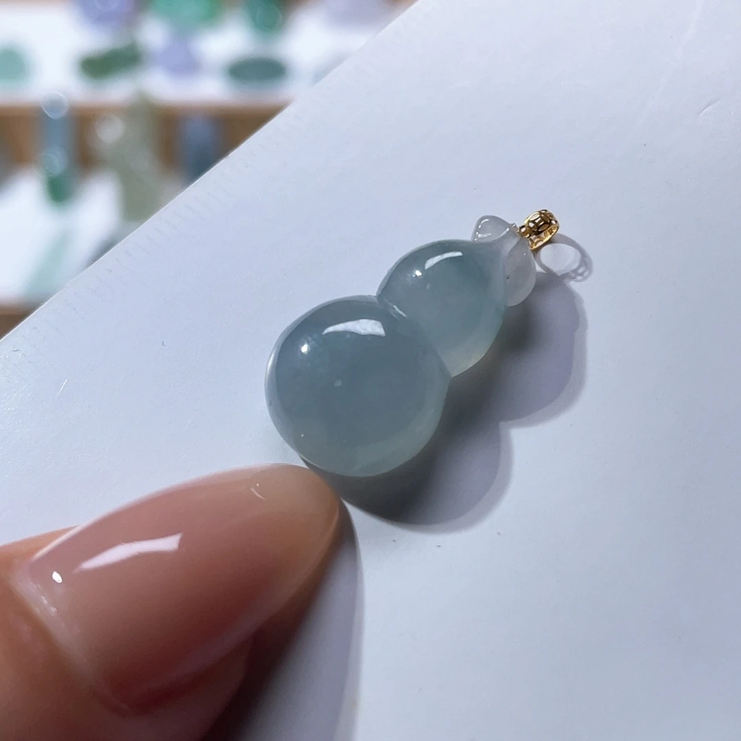 翡翠18K金镶嵌颈饰葫芦