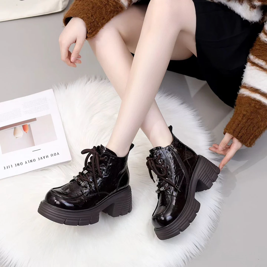 2025年冬季时尚漆皮防滑圆头百搭时尚马丁靴