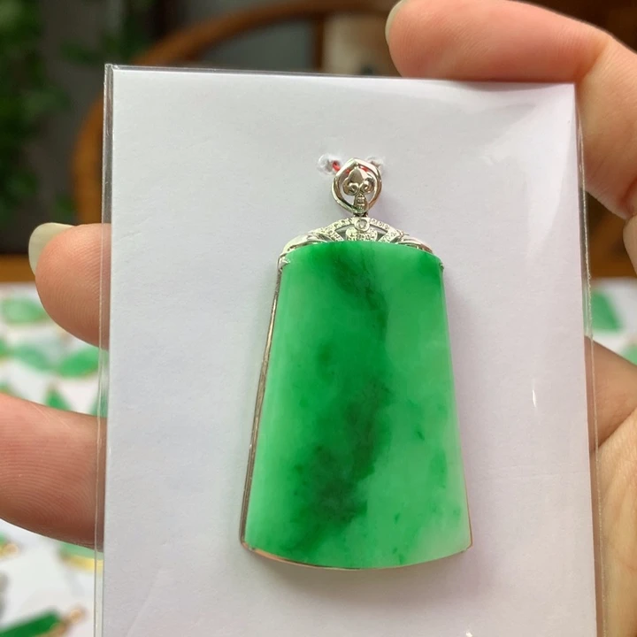 翡翠18K金镶嵌颈饰翡翠吊坠