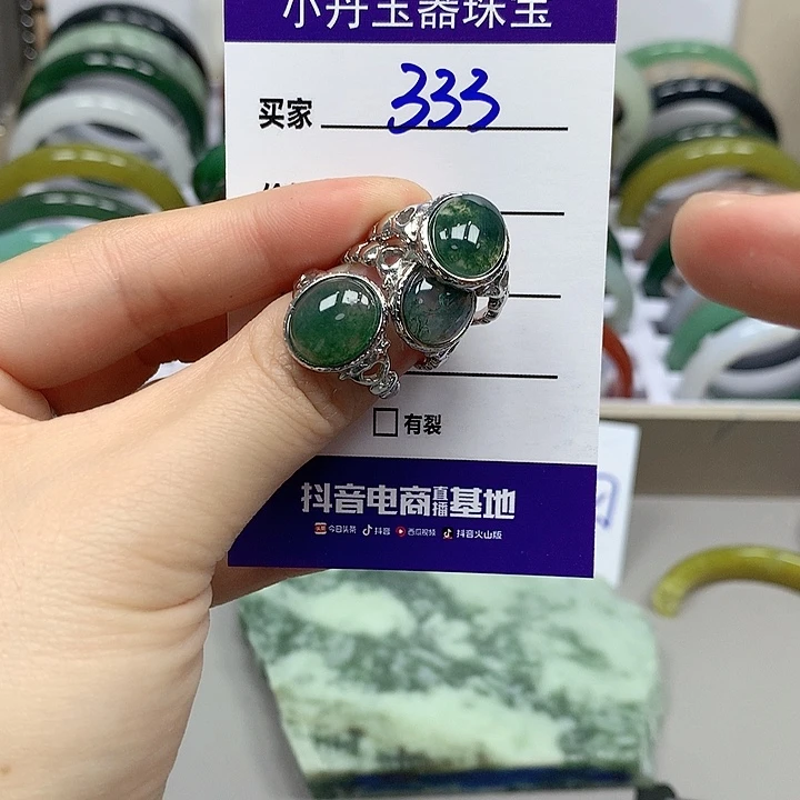 蛇纹石玉未镶嵌手镯多样性随机发其中之一