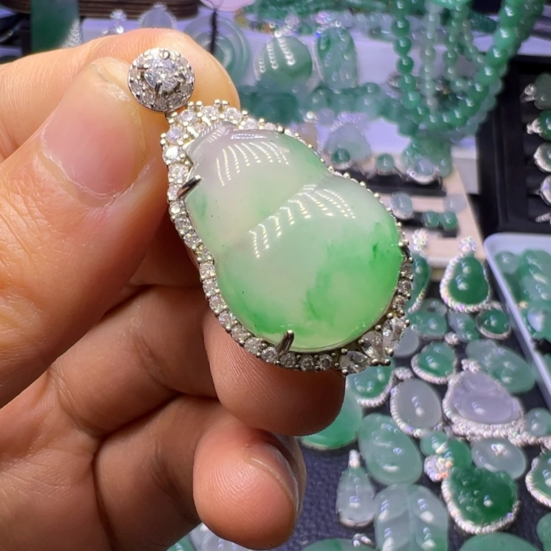 闹***闹石英质玉（非洲翠）未镶嵌颈饰