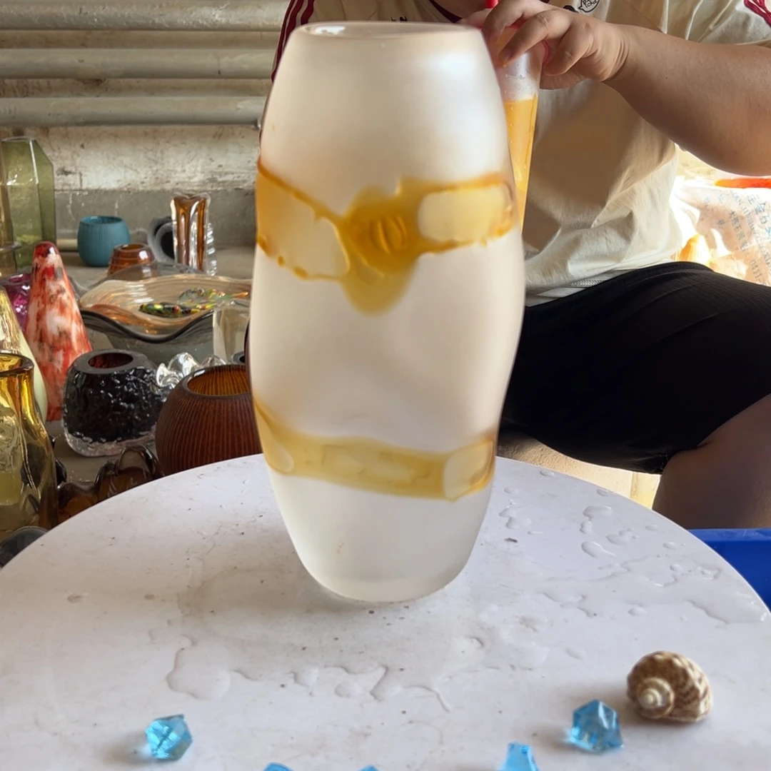 白色磨砂琥珀缠绕高度29琉璃花器摆件成品