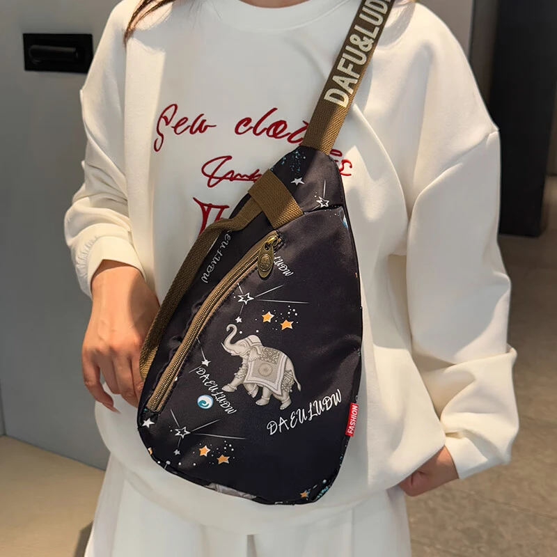 运动斜挎骑行胸包女2025新款潮牌小众设计印花多口袋单肩包小挎包