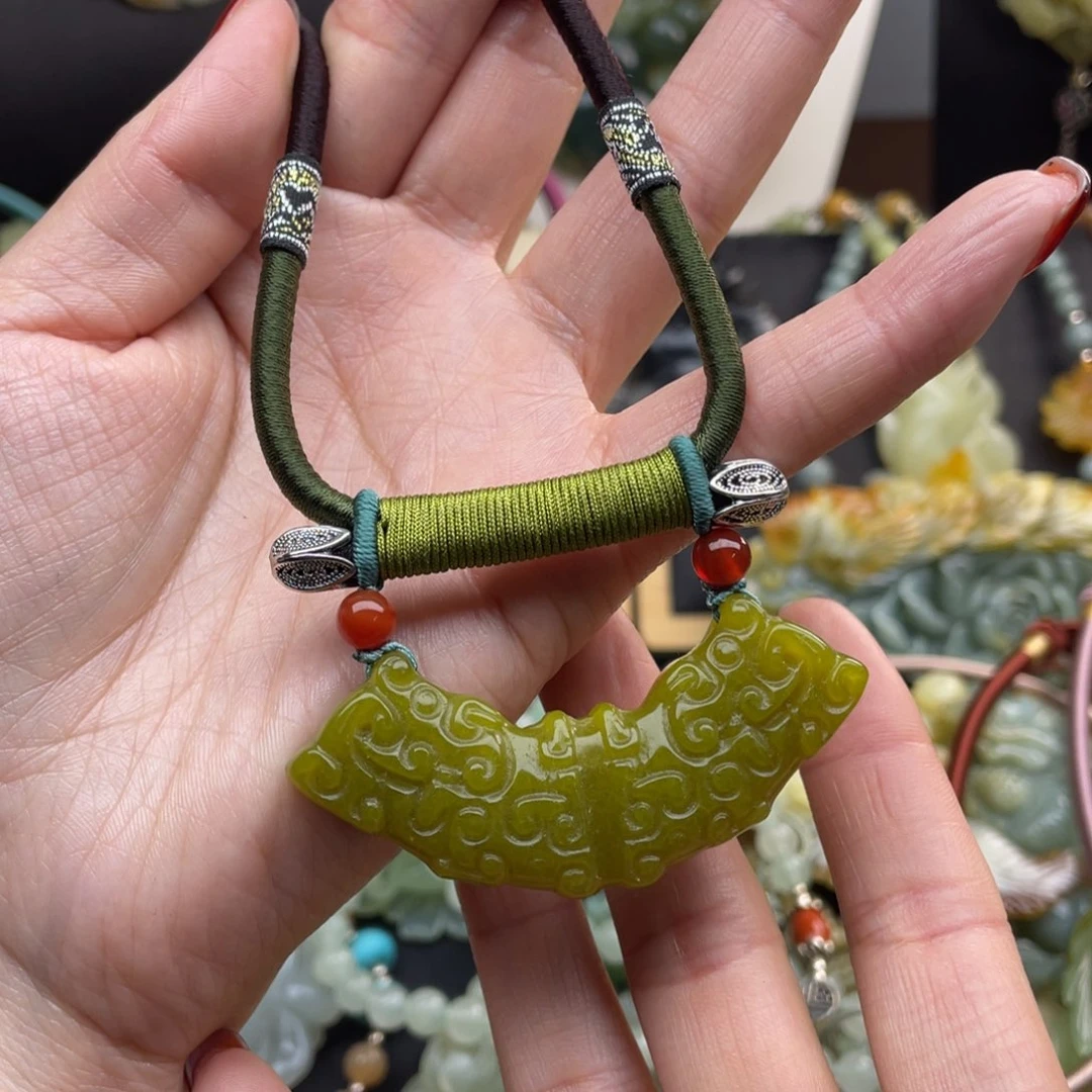 蛇纹石玉颈饰未镶嵌