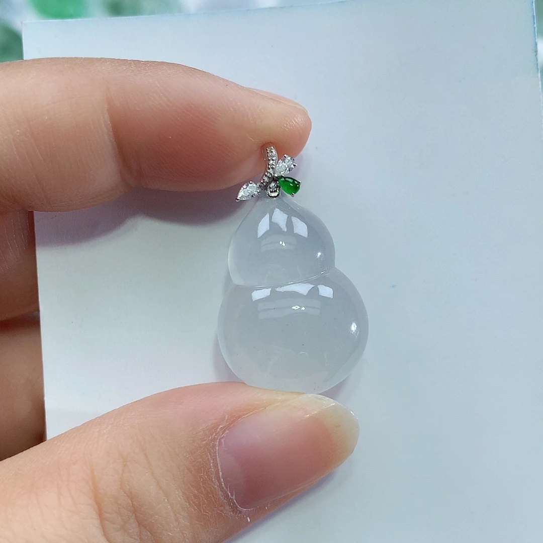 翡翠18K金镶嵌颈饰葫芦