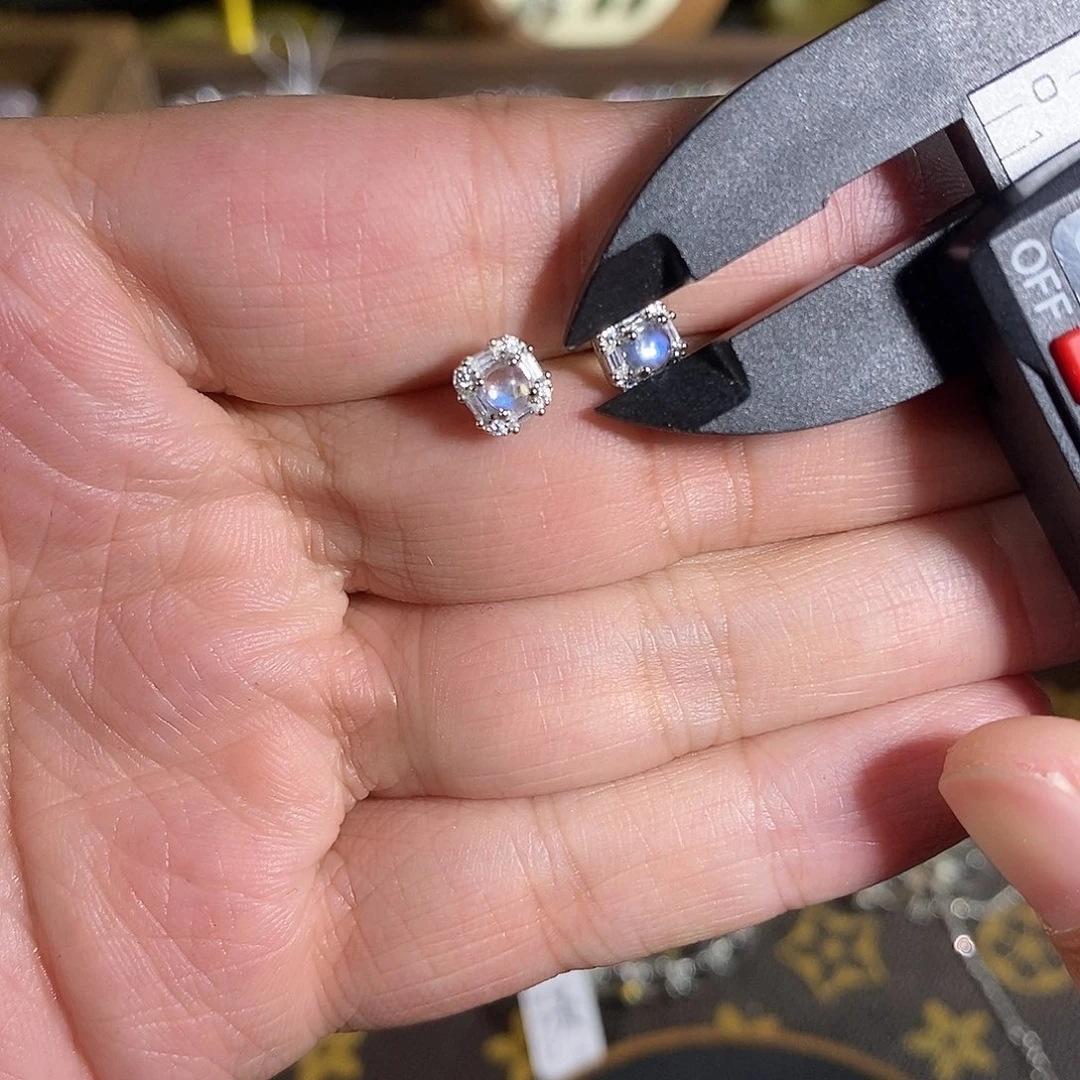 牛***丁耳饰水晶银S925镶嵌蓝月光3.5mm