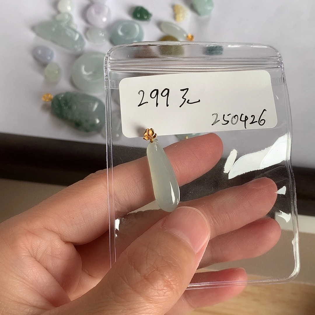 翡翠18K金镶嵌颈饰瓜