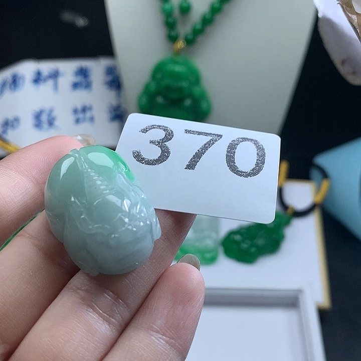 翡翠未镶嵌吊坠(赠链)