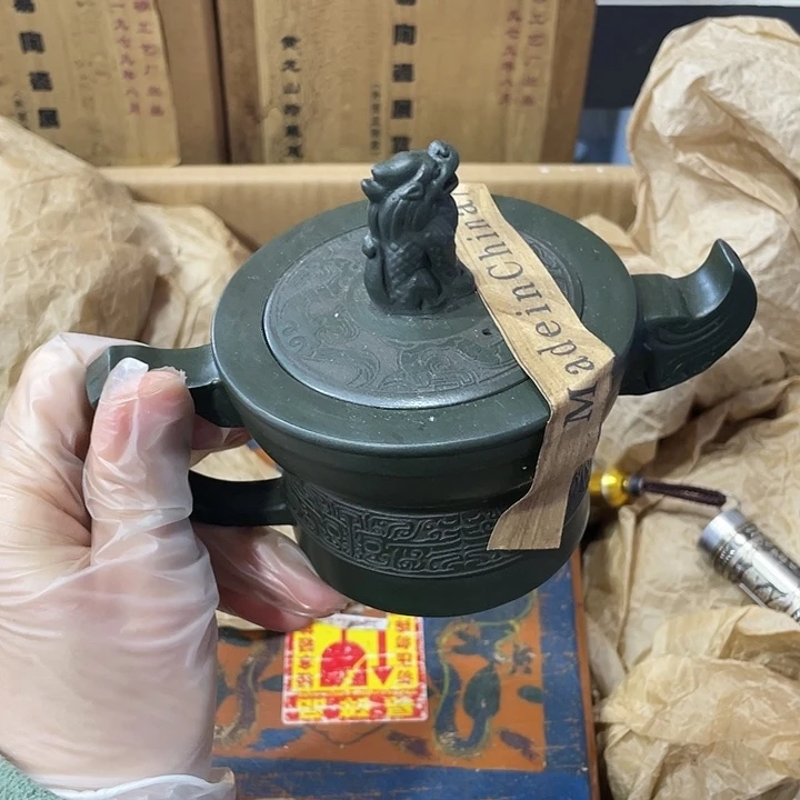紫砂茶壶原矿泥料手工制作的一把紫砂壶。