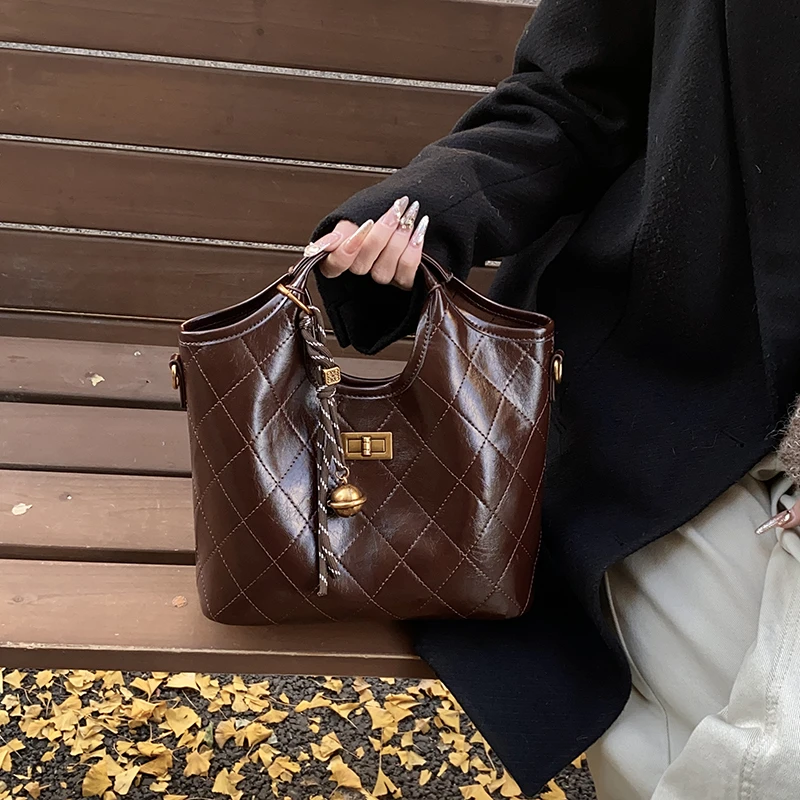 高级感复古小包包2025新款春季百搭斜挎包时尚手提托特水桶包