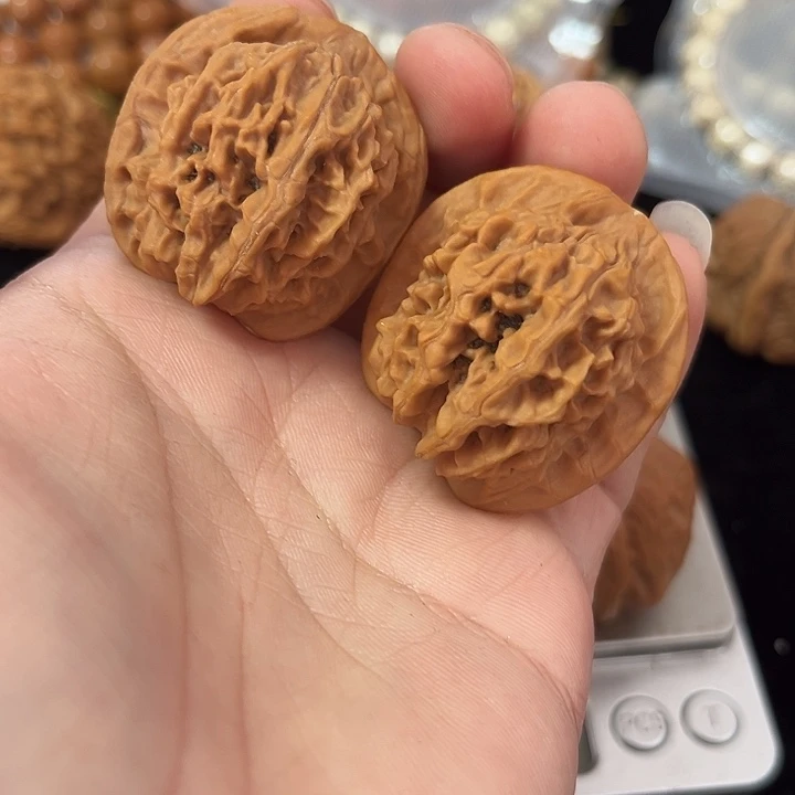 文玩核桃把件36左右天地，编号0102