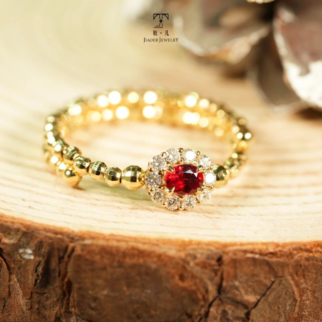 【姣儿珠宝】18K金26分红宝石钻石弹力软戒指记忆金属时尚设计师