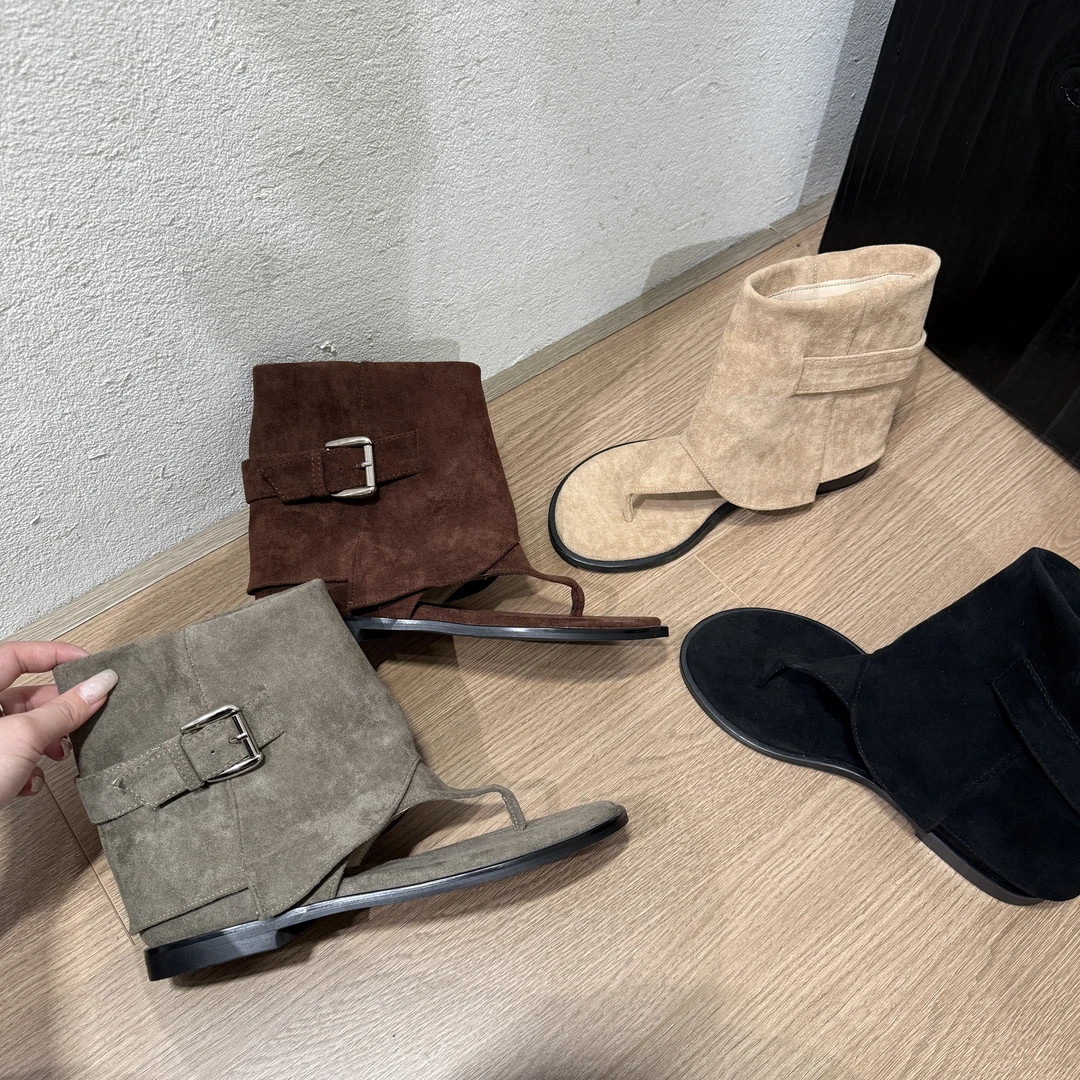 2025年夏季新款简约舒适绒面夹趾凉靴皮带扣露趾夹脚凉鞋女平底鞋