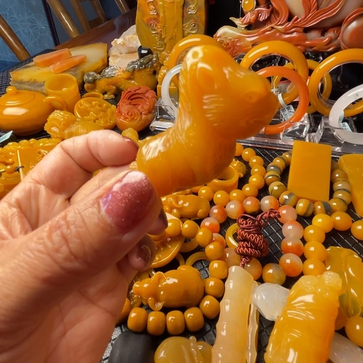 未镶嵌石英质玉（黄龙玉）颈饰