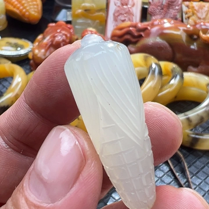 石英质玉（黄龙玉）颈饰未镶嵌