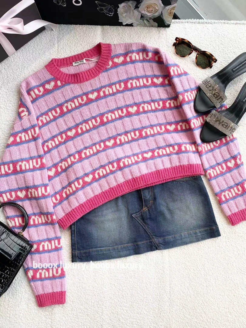 95新 MIU MIU/缪缪  xw168 绵羊毛 粉色logo条纹满印毛衣 36码