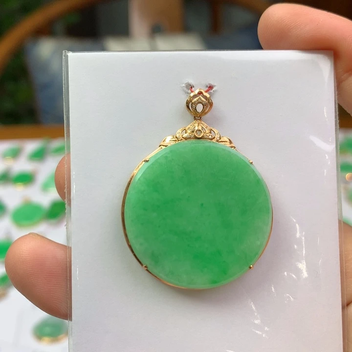 翡翠18K金镶嵌颈饰翡翠吊坠