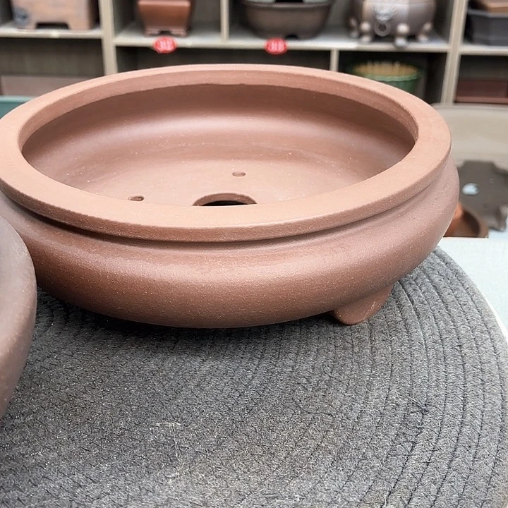 紫砂花盆浮****闲紫砂的颜色很漂亮