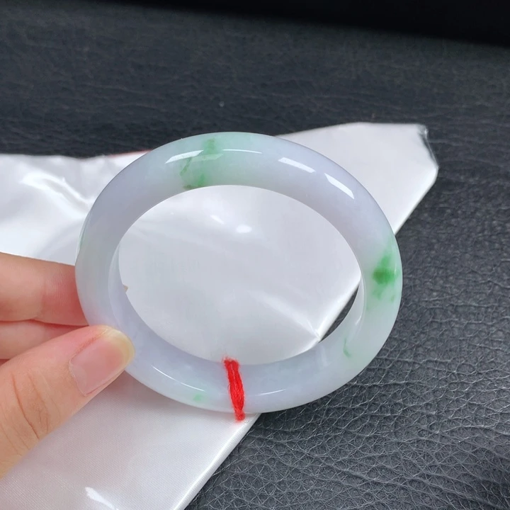翡翠未镶嵌手镯。
