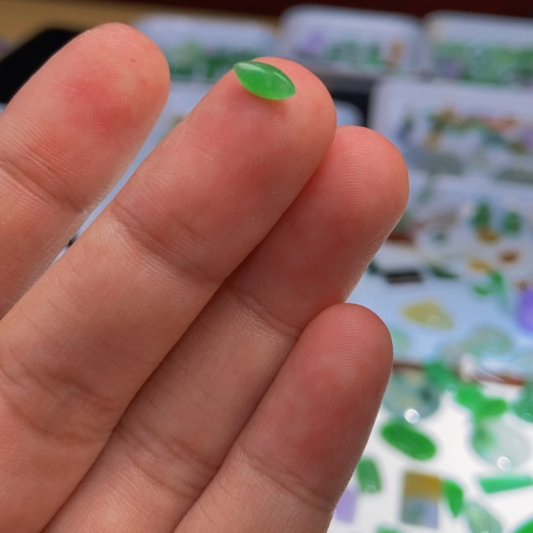 吖***米翡翠未镶嵌颈饰翡翠