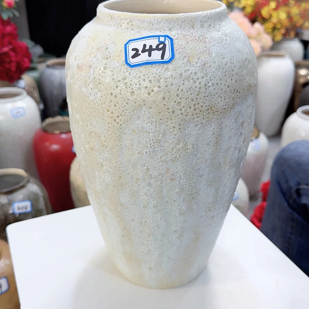 249号陶瓷高29厘米微瑕一个