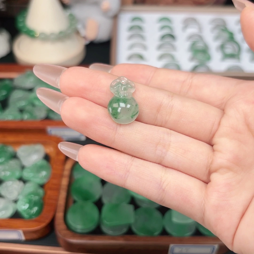 石英质玉（非洲翠）未镶嵌颈饰