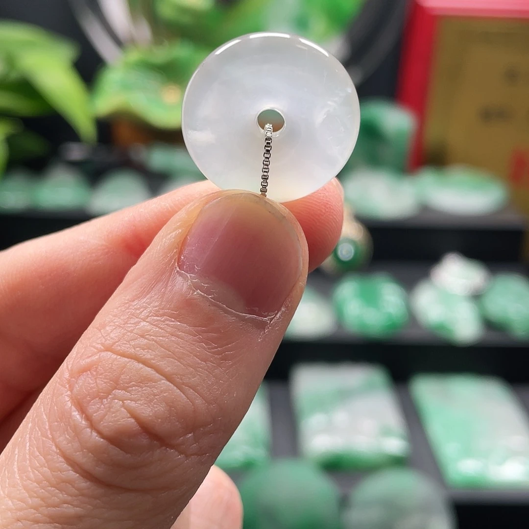 石英质玉吊坠未镶嵌艾***尔