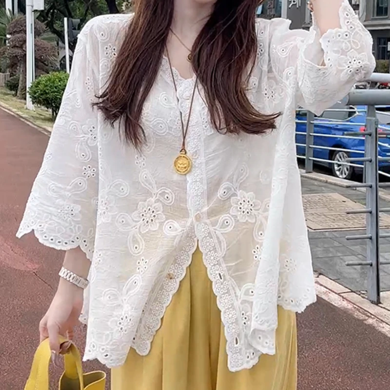 2025夏季新款单排扣v领短袖衬衫女法式气质百搭设计镂空刺绣上衣