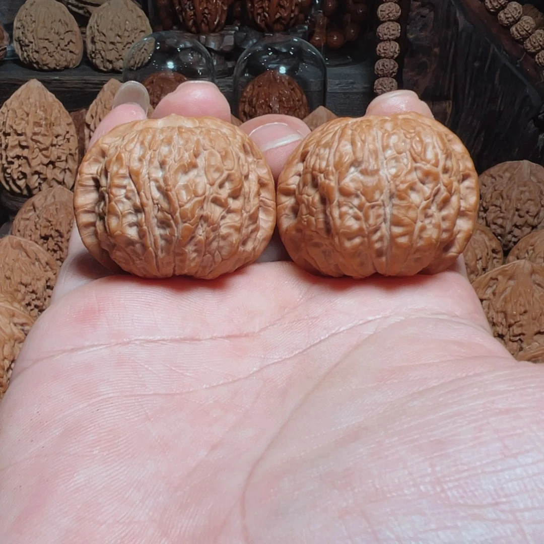 文玩核桃吊坠血麒麟