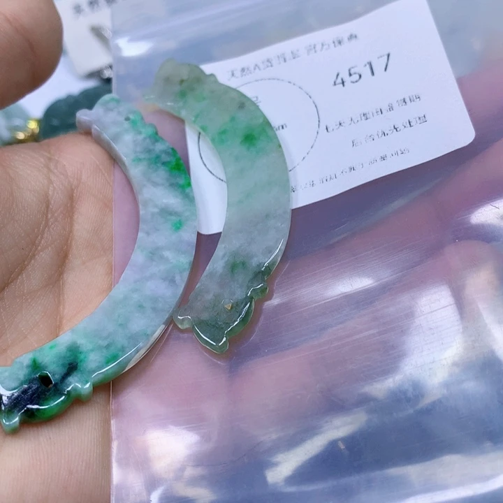 翡翠未镶嵌颈饰玥***彩翡翠