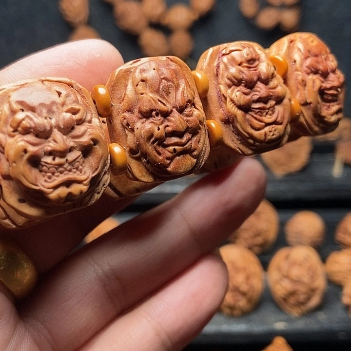 桃核浮雕恶僧手牌
