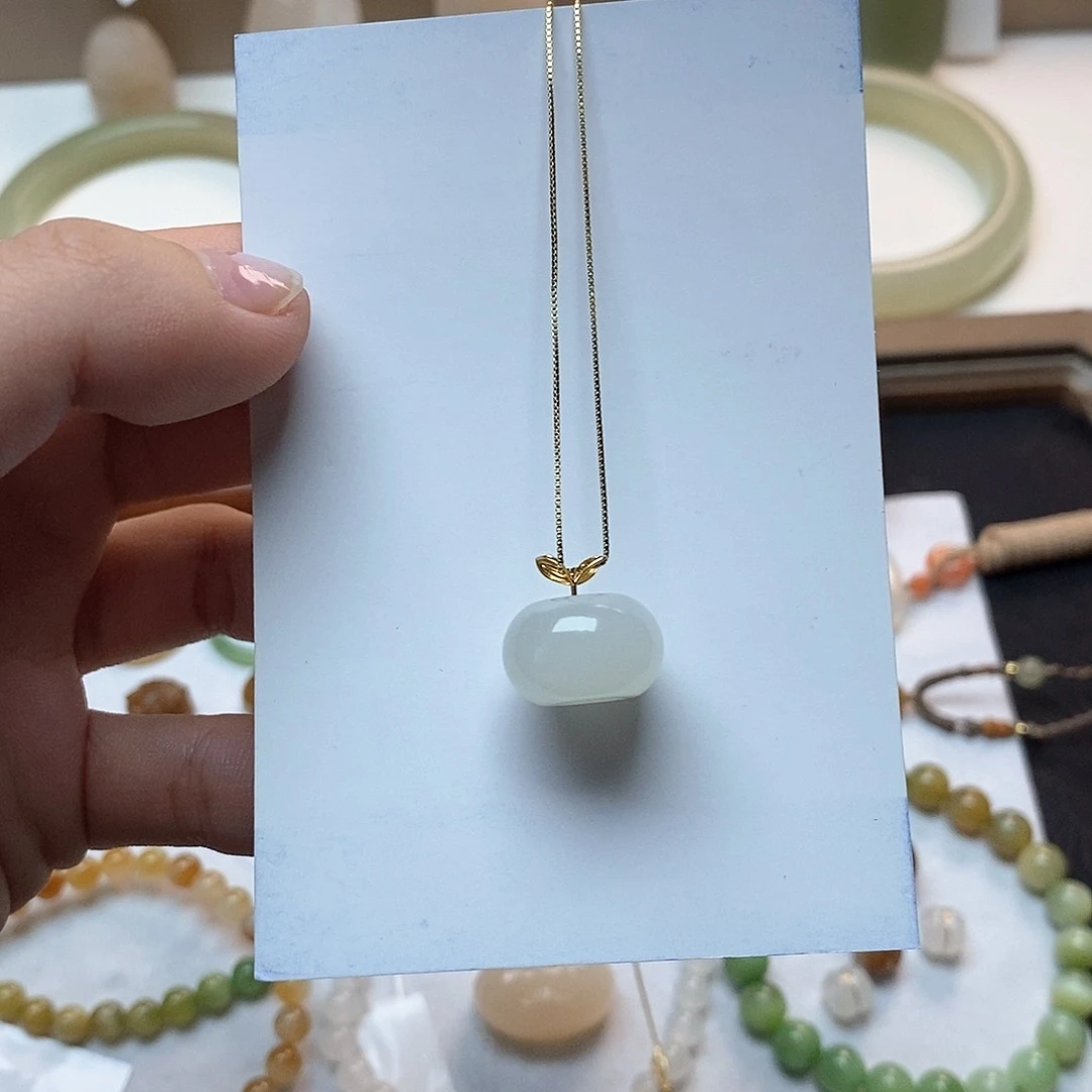 和田玉颈饰18K金镶嵌冰胶感白玉小苹果