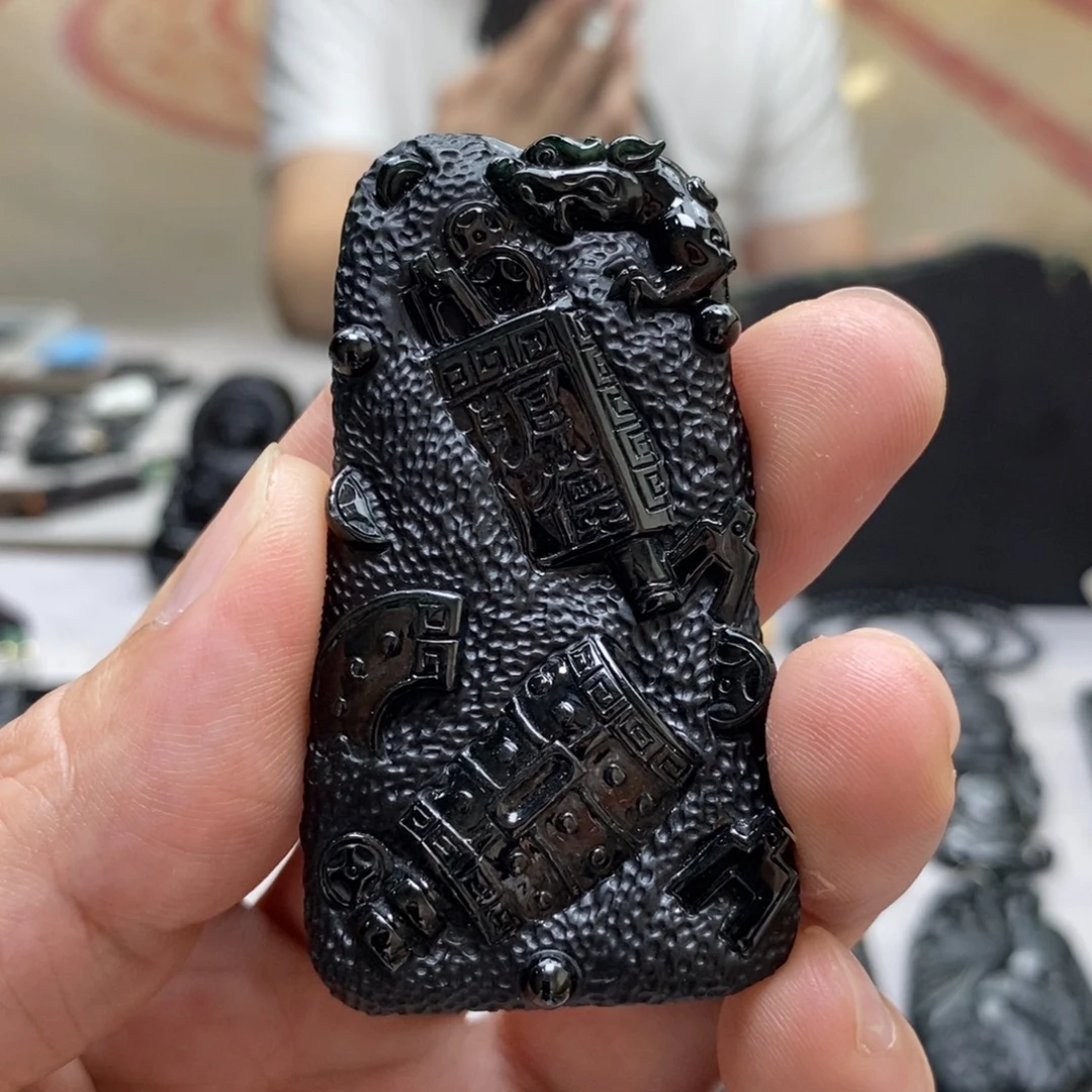 翡翠未镶嵌颈饰八破图