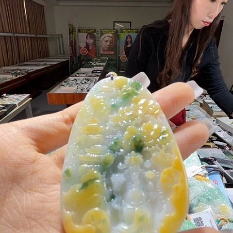 翡翠未镶嵌颈饰一个