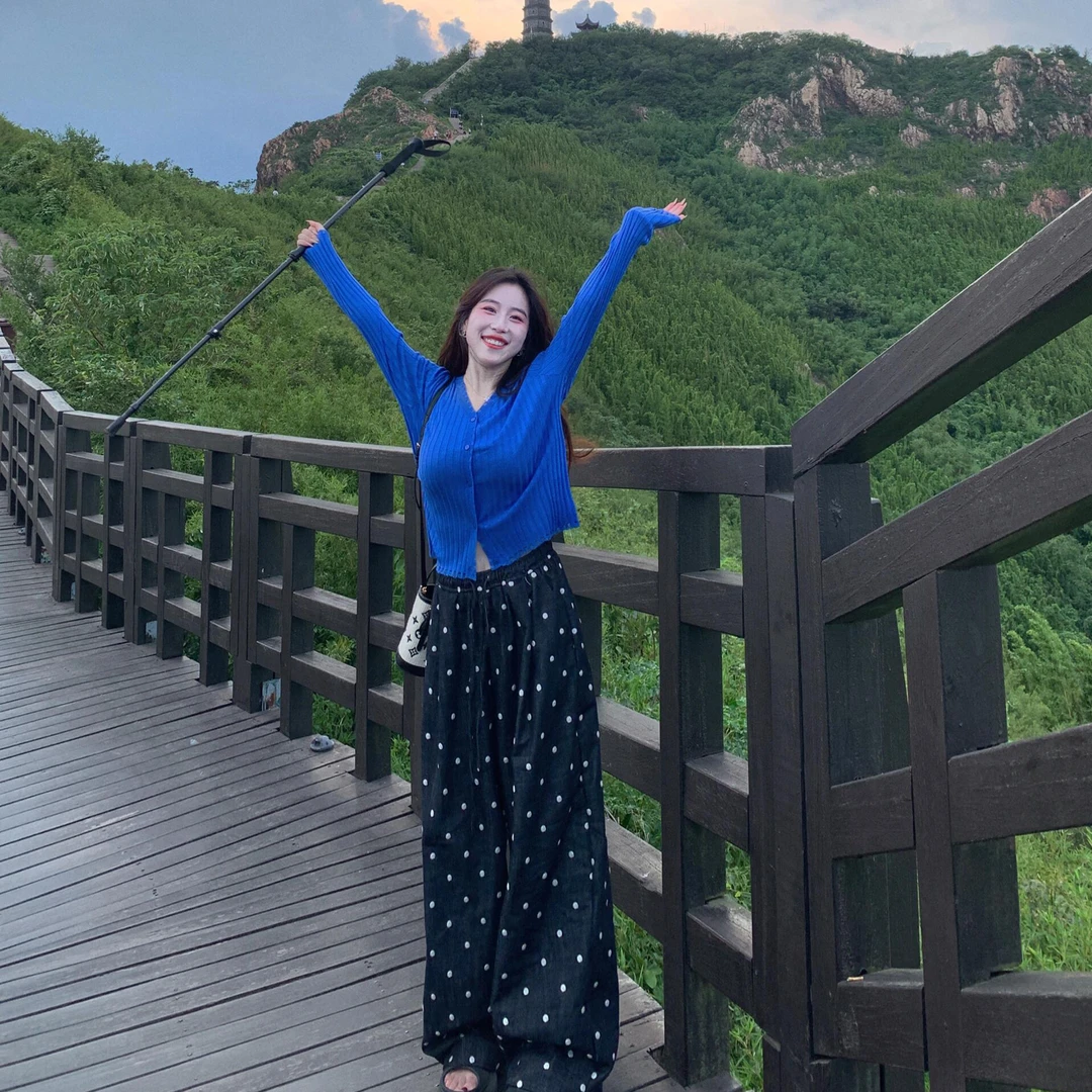早秋穿搭一整套韩系松弛感蓝色针织上衣百搭显瘦波点阔腿裤套装女