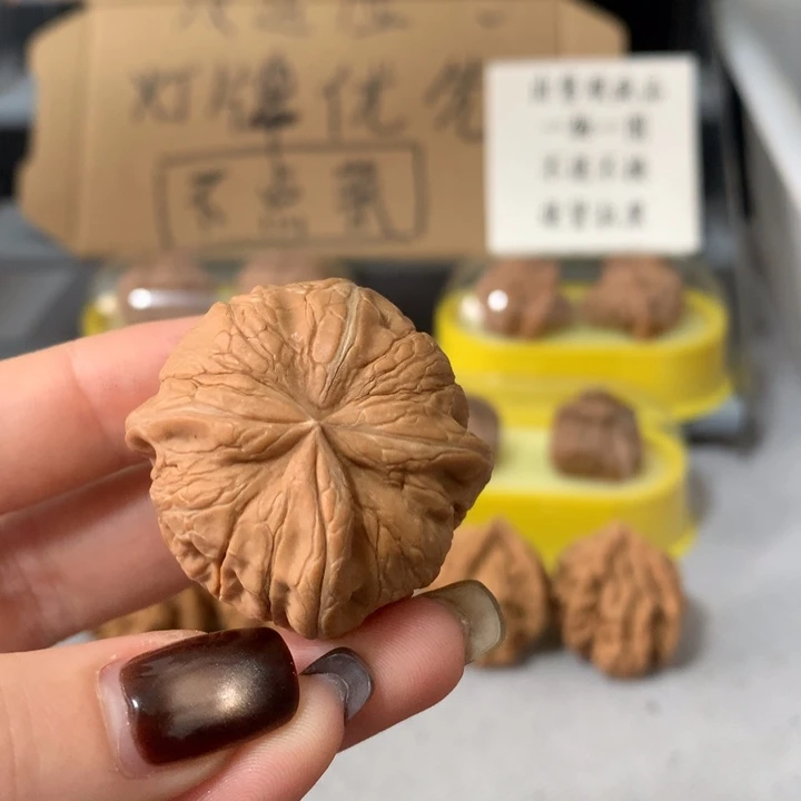 阿***哥文玩核桃吊坠异形导致，有瑕疵